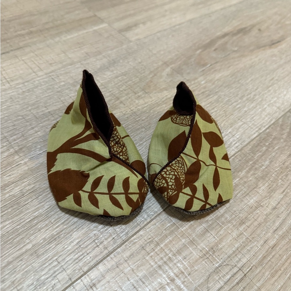 Mimosa Designs Handmade Baby Booties – Brown/Green Leaf Print